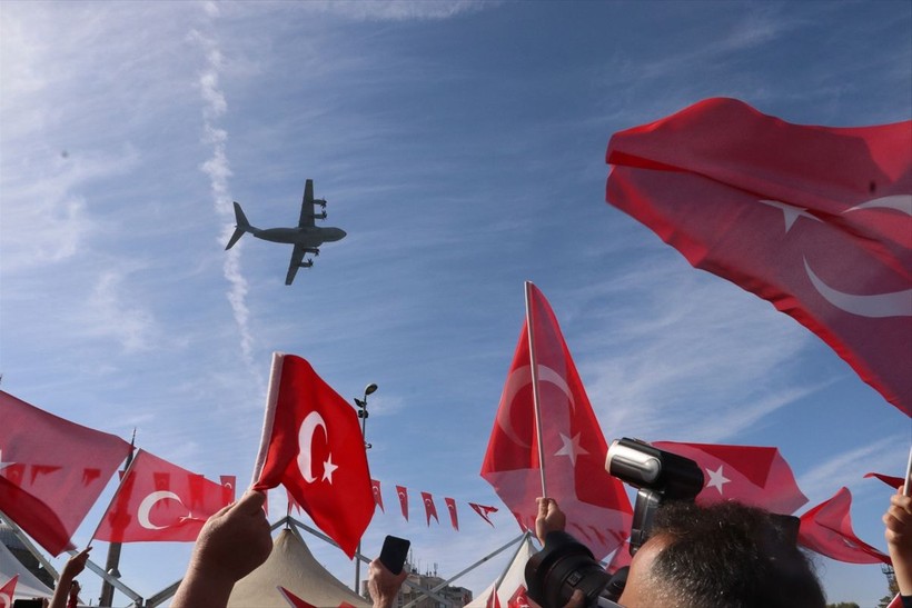 Türkiye iliklerine kadar Cumhuriyet'i kutluyor! Nereye baksan kırmızı-beyaz! 🤍❤️Meydanlarda 7'den 70'e 100. yıl coşkusu - Resim: 11