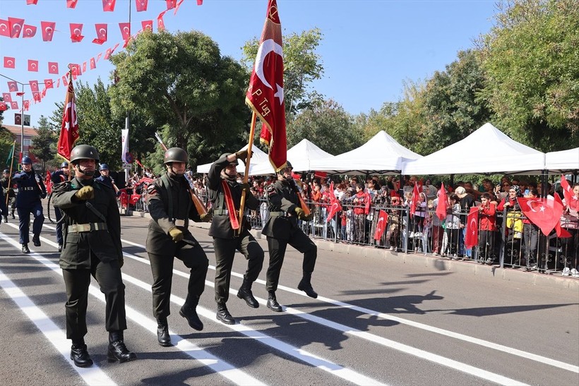 Türkiye iliklerine kadar Cumhuriyet'i kutluyor! Nereye baksan kırmızı-beyaz! 🤍❤️Meydanlarda 7'den 70'e 100. yıl coşkusu - Resim: 12
