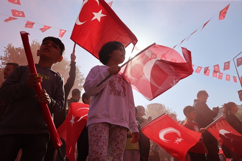 Türkiye iliklerine kadar Cumhuriyet'i kutluyor! Nereye baksan kırmızı-beyaz! 🤍❤️Meydanlarda 7'den 70'e 100. yıl coşkusu - Resim: 14