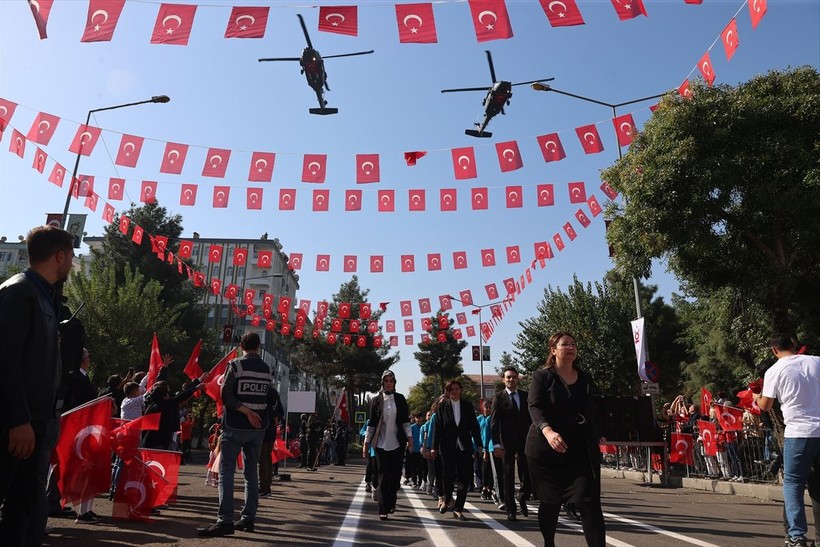 Türkiye iliklerine kadar Cumhuriyet'i kutluyor! Nereye baksan kırmızı-beyaz! 🤍❤️Meydanlarda 7'den 70'e 100. yıl coşkusu - Resim: 15