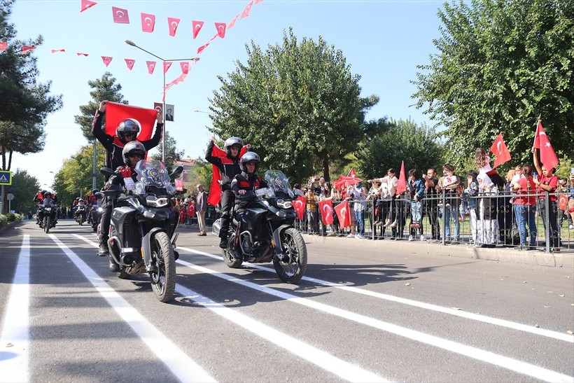 Türkiye iliklerine kadar Cumhuriyet'i kutluyor! Nereye baksan kırmızı-beyaz! 🤍❤️Meydanlarda 7'den 70'e 100. yıl coşkusu - Resim: 16