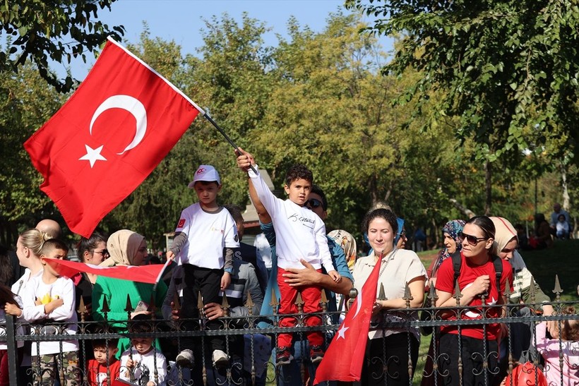 Türkiye iliklerine kadar Cumhuriyet'i kutluyor! Nereye baksan kırmızı-beyaz! 🤍❤️Meydanlarda 7'den 70'e 100. yıl coşkusu - Resim: 17