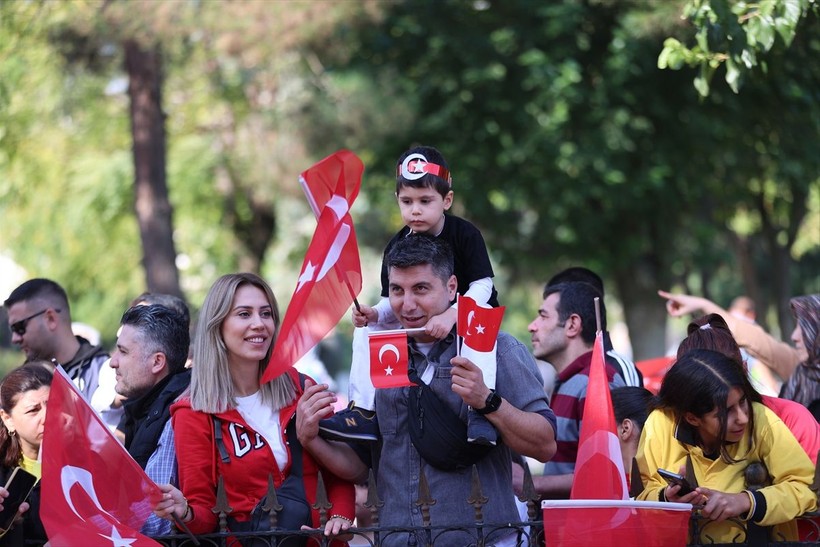 Türkiye iliklerine kadar Cumhuriyet'i kutluyor! Nereye baksan kırmızı-beyaz! 🤍❤️Meydanlarda 7'den 70'e 100. yıl coşkusu - Resim: 18