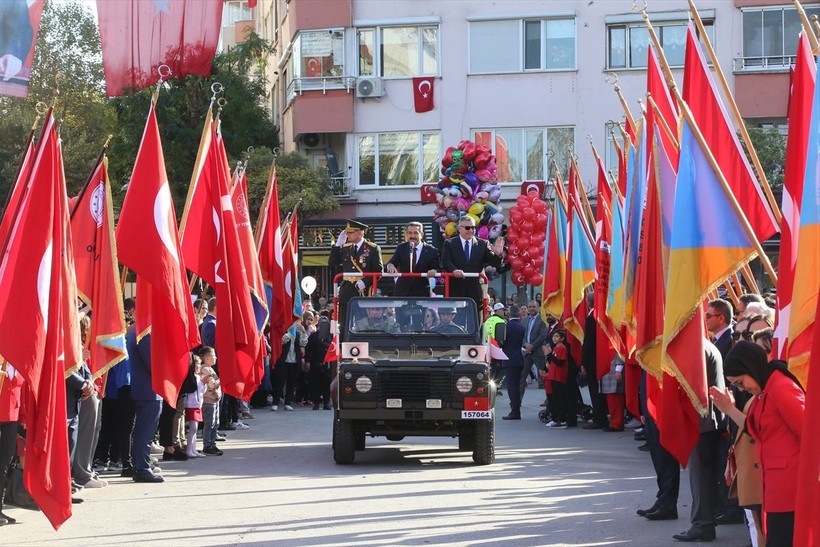 Türkiye iliklerine kadar Cumhuriyet'i kutluyor! Nereye baksan kırmızı-beyaz! 🤍❤️Meydanlarda 7'den 70'e 100. yıl coşkusu - Resim: 19