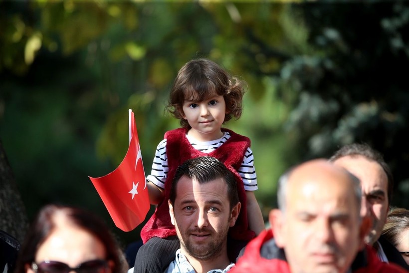 Türkiye iliklerine kadar Cumhuriyet'i kutluyor! Nereye baksan kırmızı-beyaz! 🤍❤️Meydanlarda 7'den 70'e 100. yıl coşkusu - Resim: 22