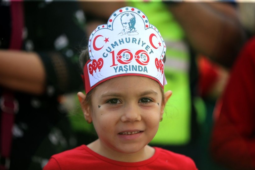 Türkiye iliklerine kadar Cumhuriyet'i kutluyor! Nereye baksan kırmızı-beyaz! 🤍❤️Meydanlarda 7'den 70'e 100. yıl coşkusu - Resim: 24
