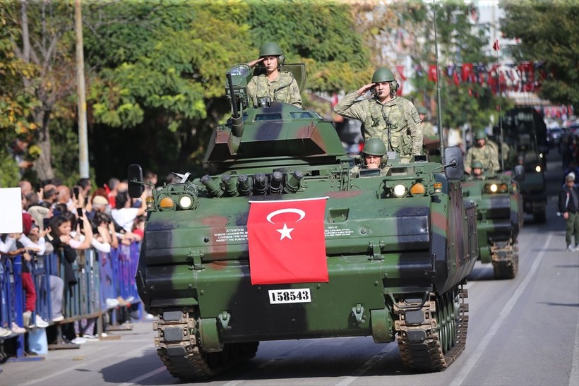 Türkiye iliklerine kadar Cumhuriyet'i kutluyor! Nereye baksan kırmızı-beyaz! 🤍❤️Meydanlarda 7'den 70'e 100. yıl coşkusu - Resim: 26