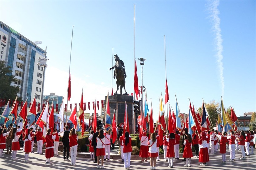 Türkiye iliklerine kadar Cumhuriyet'i kutluyor! Nereye baksan kırmızı-beyaz! 🤍❤️Meydanlarda 7'den 70'e 100. yıl coşkusu - Resim: 35