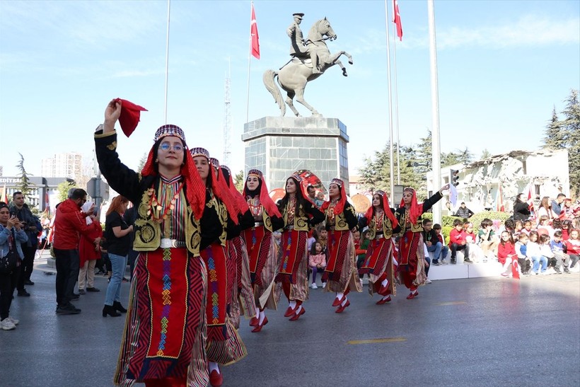 Türkiye iliklerine kadar Cumhuriyet'i kutluyor! Nereye baksan kırmızı-beyaz! 🤍❤️Meydanlarda 7'den 70'e 100. yıl coşkusu - Resim: 36