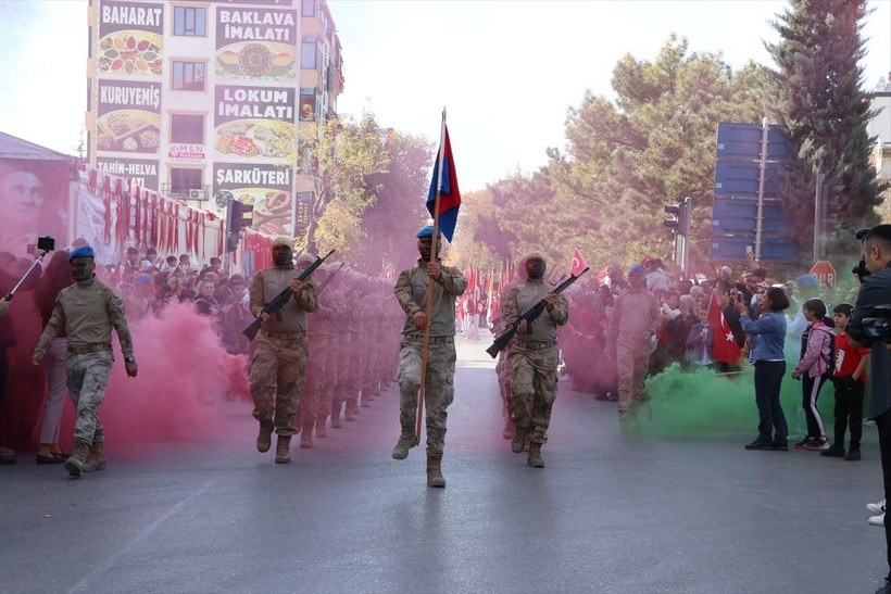Türkiye iliklerine kadar Cumhuriyet'i kutluyor! Nereye baksan kırmızı-beyaz! 🤍❤️Meydanlarda 7'den 70'e 100. yıl coşkusu - Resim: 37