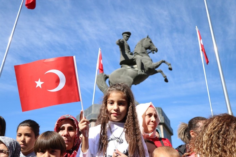 Türkiye iliklerine kadar Cumhuriyet'i kutluyor! Nereye baksan kırmızı-beyaz! 🤍❤️Meydanlarda 7'den 70'e 100. yıl coşkusu - Resim: 38