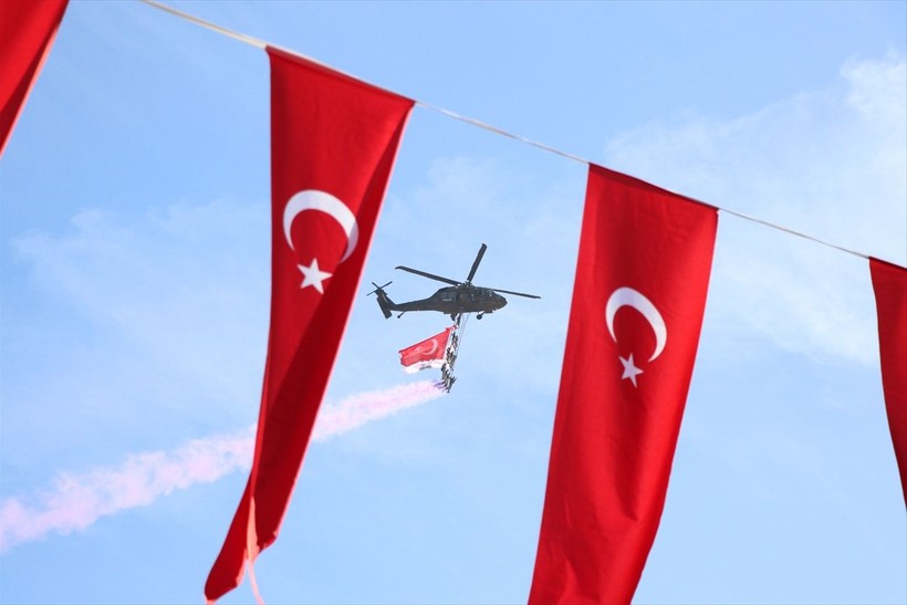 Türkiye iliklerine kadar Cumhuriyet'i kutluyor! Nereye baksan kırmızı-beyaz! 🤍❤️Meydanlarda 7'den 70'e 100. yıl coşkusu - Resim: 41