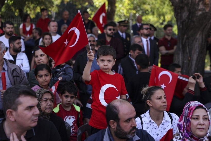 Türkiye iliklerine kadar Cumhuriyet'i kutluyor! Nereye baksan kırmızı-beyaz! 🤍❤️Meydanlarda 7'den 70'e 100. yıl coşkusu - Resim: 46