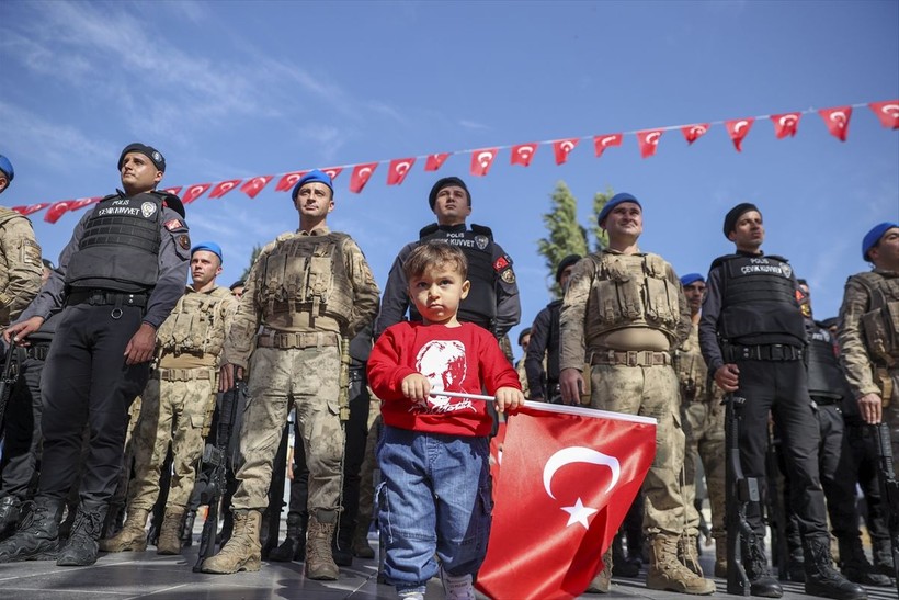Türkiye iliklerine kadar Cumhuriyet'i kutluyor! Nereye baksan kırmızı-beyaz! 🤍❤️Meydanlarda 7'den 70'e 100. yıl coşkusu - Resim: 47