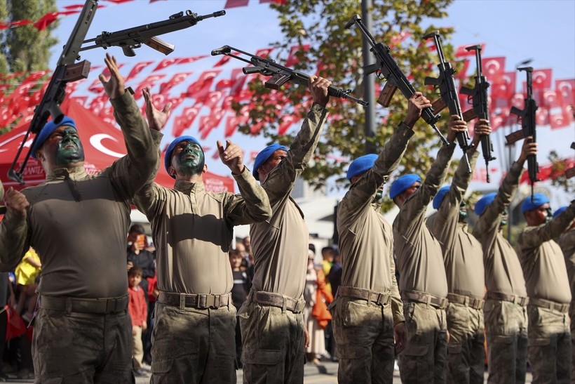 Türkiye iliklerine kadar Cumhuriyet'i kutluyor! Nereye baksan kırmızı-beyaz! 🤍❤️Meydanlarda 7'den 70'e 100. yıl coşkusu - Resim: 49
