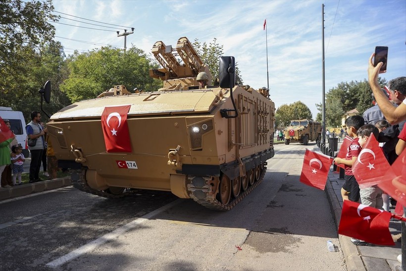 Türkiye iliklerine kadar Cumhuriyet'i kutluyor! Nereye baksan kırmızı-beyaz! 🤍❤️Meydanlarda 7'den 70'e 100. yıl coşkusu - Resim: 50
