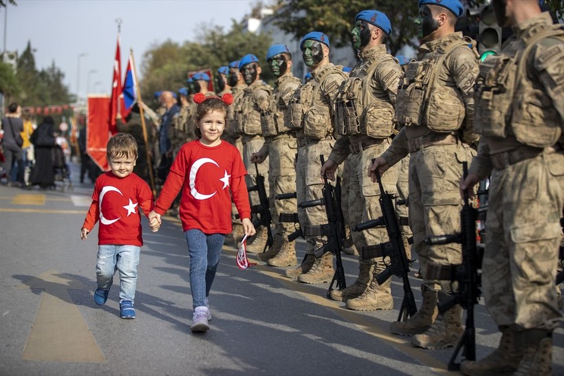 Türkiye iliklerine kadar Cumhuriyet'i kutluyor! Nereye baksan kırmızı-beyaz! 🤍❤️Meydanlarda 7'den 70'e 100. yıl coşkusu - Resim: 52