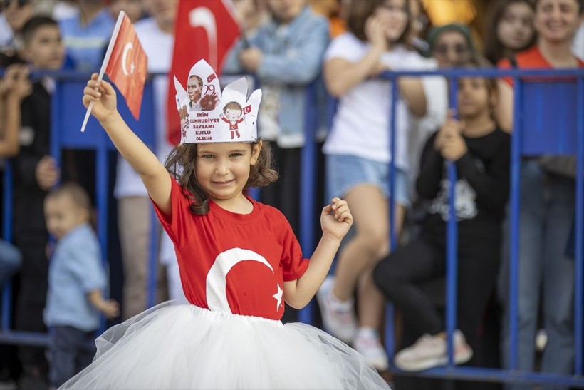 Türkiye iliklerine kadar Cumhuriyet'i kutluyor! Nereye baksan kırmızı-beyaz! 🤍❤️Meydanlarda 7'den 70'e 100. yıl coşkusu - Resim: 53