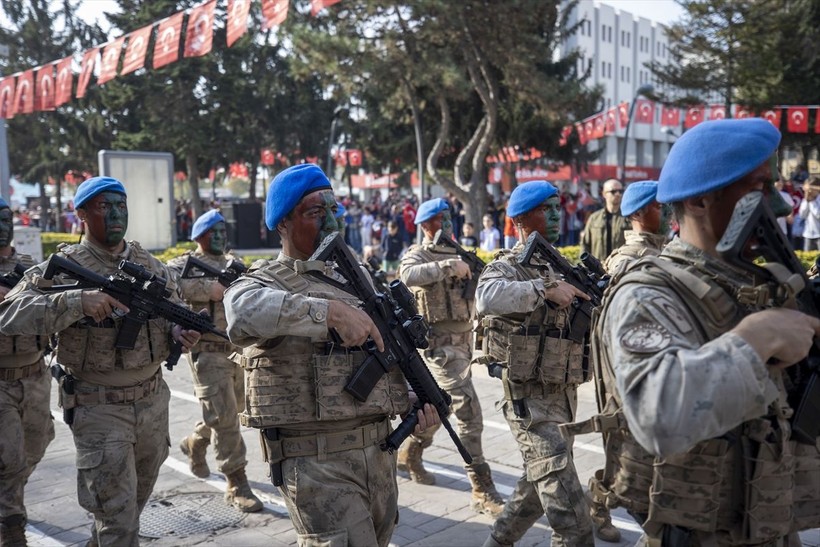 Türkiye iliklerine kadar Cumhuriyet'i kutluyor! Nereye baksan kırmızı-beyaz! 🤍❤️Meydanlarda 7'den 70'e 100. yıl coşkusu - Resim: 56