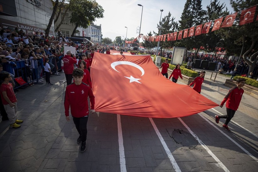Türkiye iliklerine kadar Cumhuriyet'i kutluyor! Nereye baksan kırmızı-beyaz! 🤍❤️Meydanlarda 7'den 70'e 100. yıl coşkusu - Resim: 58