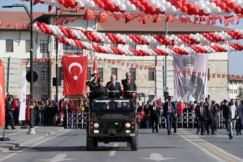 Türkiye iliklerine kadar Cumhuriyet'i kutluyor! Nereye baksan kırmızı-beyaz! 🤍❤️Meydanlarda 7'den 70'e 100. yıl coşkusu - Resim: 61