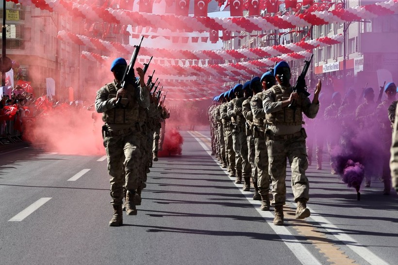 Türkiye iliklerine kadar Cumhuriyet'i kutluyor! Nereye baksan kırmızı-beyaz! 🤍❤️Meydanlarda 7'den 70'e 100. yıl coşkusu - Resim: 63