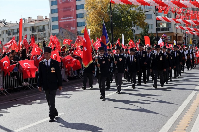 Türkiye iliklerine kadar Cumhuriyet'i kutluyor! Nereye baksan kırmızı-beyaz! 🤍❤️Meydanlarda 7'den 70'e 100. yıl coşkusu - Resim: 65