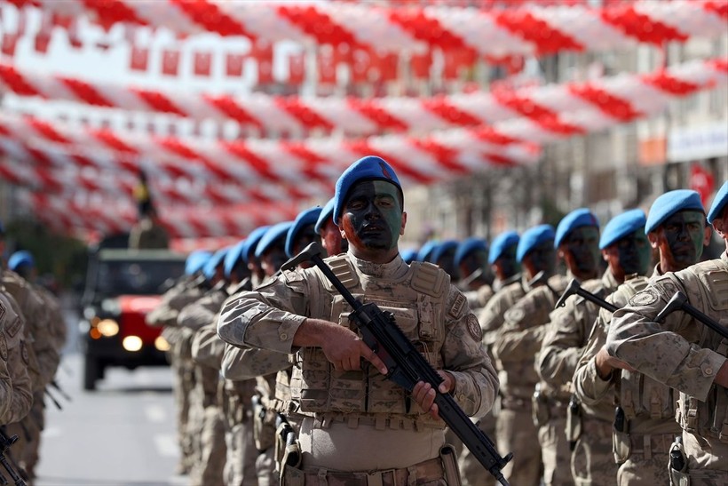 Türkiye iliklerine kadar Cumhuriyet'i kutluyor! Nereye baksan kırmızı-beyaz! 🤍❤️Meydanlarda 7'den 70'e 100. yıl coşkusu - Resim: 66