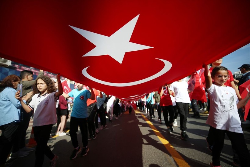 Türkiye iliklerine kadar Cumhuriyet'i kutluyor! Nereye baksan kırmızı-beyaz! 🤍❤️Meydanlarda 7'den 70'e 100. yıl coşkusu - Resim: 75