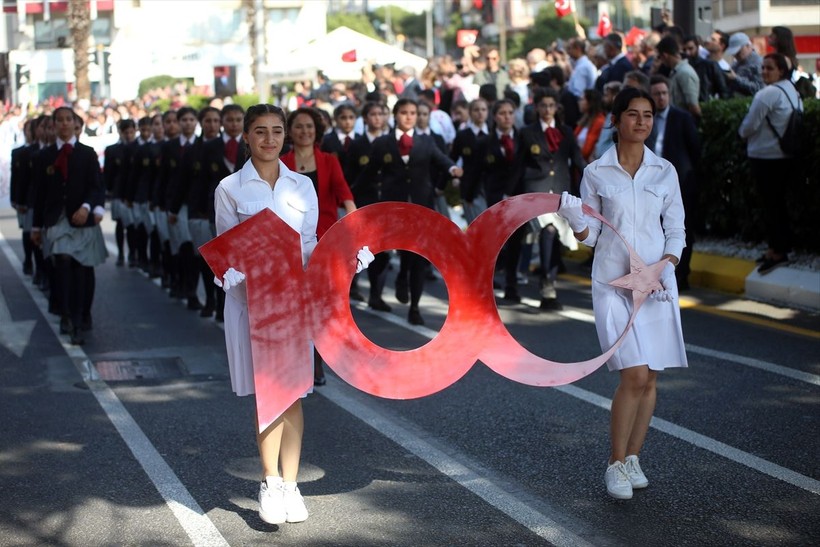 Türkiye iliklerine kadar Cumhuriyet'i kutluyor! Nereye baksan kırmızı-beyaz! 🤍❤️Meydanlarda 7'den 70'e 100. yıl coşkusu - Resim: 76