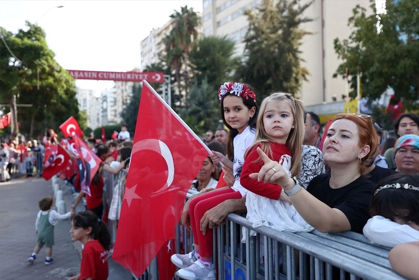 Türkiye iliklerine kadar Cumhuriyet'i kutluyor! Nereye baksan kırmızı-beyaz! 🤍❤️Meydanlarda 7'den 70'e 100. yıl coşkusu - Resim: 78