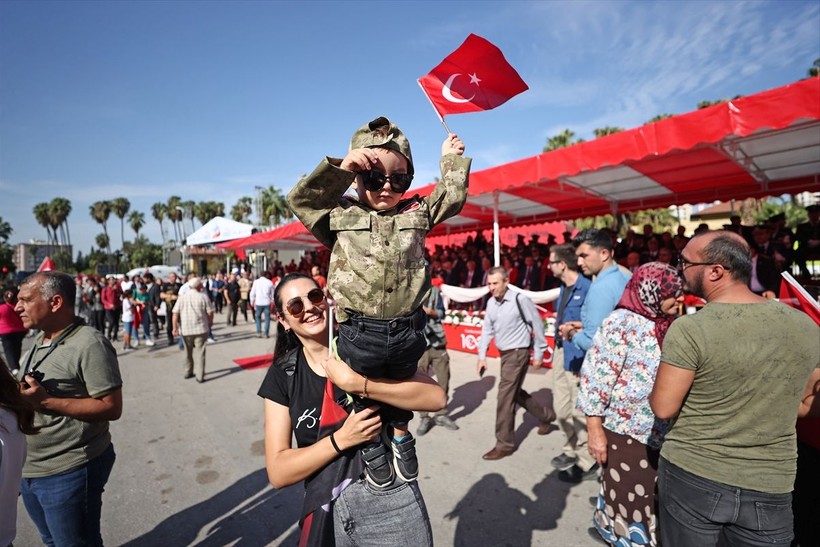 Türkiye iliklerine kadar Cumhuriyet'i kutluyor! Nereye baksan kırmızı-beyaz! 🤍❤️Meydanlarda 7'den 70'e 100. yıl coşkusu - Resim: 79