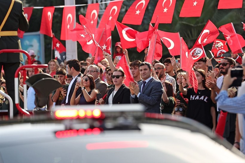 Türkiye iliklerine kadar Cumhuriyet'i kutluyor! Nereye baksan kırmızı-beyaz! 🤍❤️Meydanlarda 7'den 70'e 100. yıl coşkusu - Resim: 80