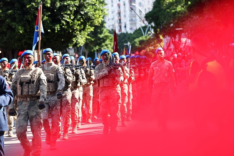 Türkiye iliklerine kadar Cumhuriyet'i kutluyor! Nereye baksan kırmızı-beyaz! 🤍❤️Meydanlarda 7'den 70'e 100. yıl coşkusu - Resim: 82