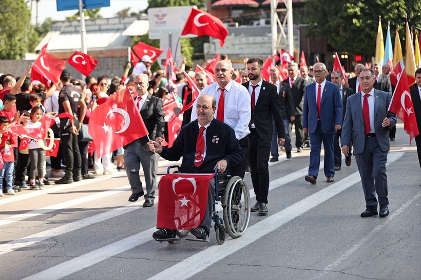 Türkiye iliklerine kadar Cumhuriyet'i kutluyor! Nereye baksan kırmızı-beyaz! 🤍❤️Meydanlarda 7'den 70'e 100. yıl coşkusu - Resim: 83