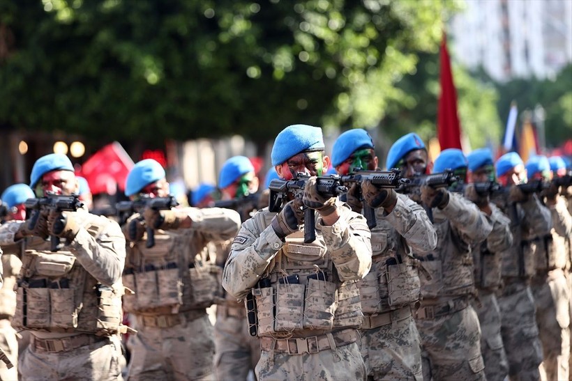 Türkiye iliklerine kadar Cumhuriyet'i kutluyor! Nereye baksan kırmızı-beyaz! 🤍❤️Meydanlarda 7'den 70'e 100. yıl coşkusu - Resim: 85