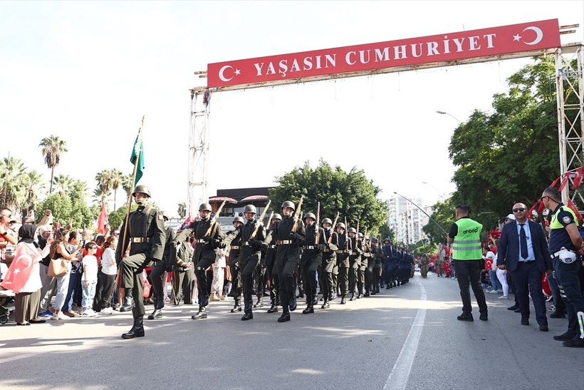 Türkiye iliklerine kadar Cumhuriyet'i kutluyor! Nereye baksan kırmızı-beyaz! 🤍❤️Meydanlarda 7'den 70'e 100. yıl coşkusu - Resim: 86