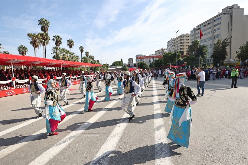 Türkiye iliklerine kadar Cumhuriyet'i kutluyor! Nereye baksan kırmızı-beyaz! 🤍❤️Meydanlarda 7'den 70'e 100. yıl coşkusu - Resim: 88
