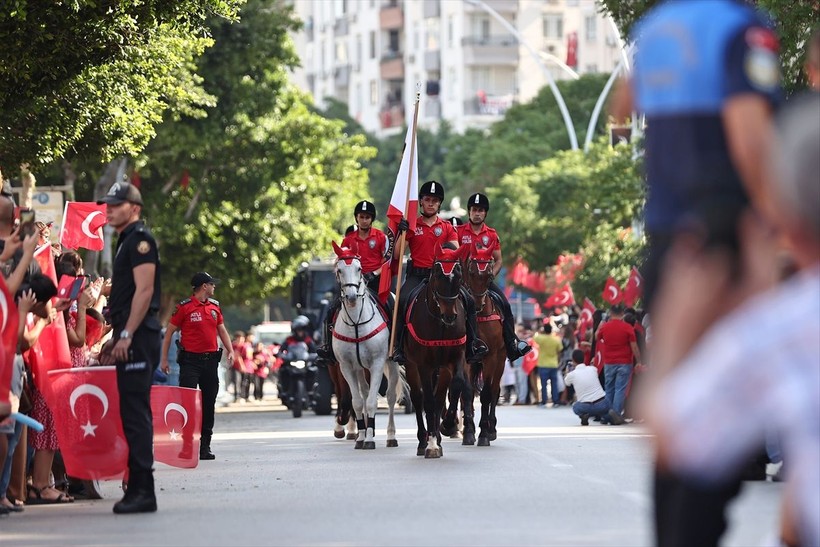 Türkiye iliklerine kadar Cumhuriyet'i kutluyor! Nereye baksan kırmızı-beyaz! 🤍❤️Meydanlarda 7'den 70'e 100. yıl coşkusu - Resim: 90
