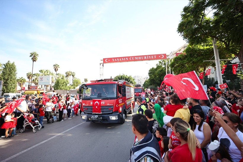 Türkiye iliklerine kadar Cumhuriyet'i kutluyor! Nereye baksan kırmızı-beyaz! 🤍❤️Meydanlarda 7'den 70'e 100. yıl coşkusu - Resim: 91