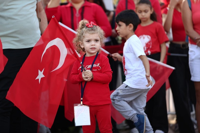 Türkiye iliklerine kadar Cumhuriyet'i kutluyor! Nereye baksan kırmızı-beyaz! 🤍❤️Meydanlarda 7'den 70'e 100. yıl coşkusu - Resim: 92