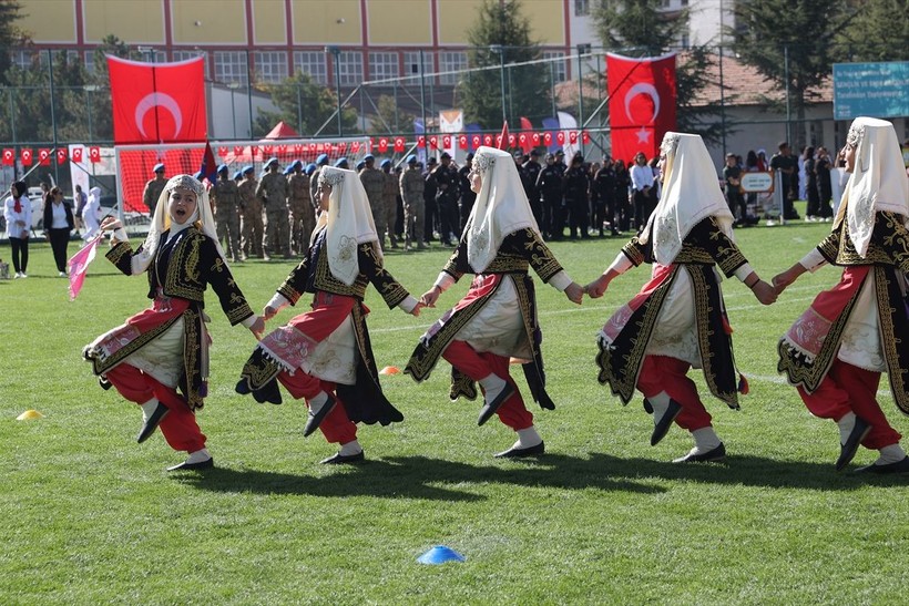 Türkiye iliklerine kadar Cumhuriyet'i kutluyor! Nereye baksan kırmızı-beyaz! 🤍❤️Meydanlarda 7'den 70'e 100. yıl coşkusu - Resim: 95