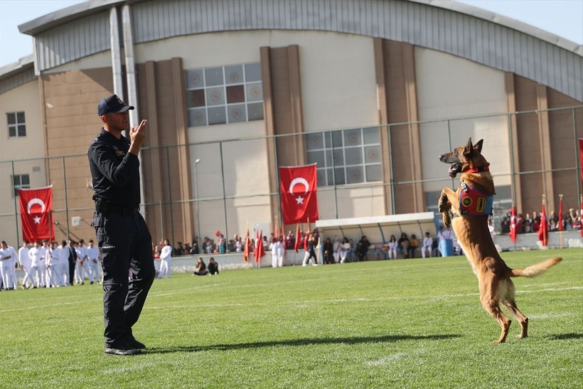 Türkiye iliklerine kadar Cumhuriyet'i kutluyor! Nereye baksan kırmızı-beyaz! 🤍❤️Meydanlarda 7'den 70'e 100. yıl coşkusu - Resim: 96