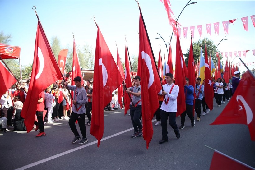 Türkiye iliklerine kadar Cumhuriyet'i kutluyor! Nereye baksan kırmızı-beyaz! 🤍❤️Meydanlarda 7'den 70'e 100. yıl coşkusu - Resim: 101