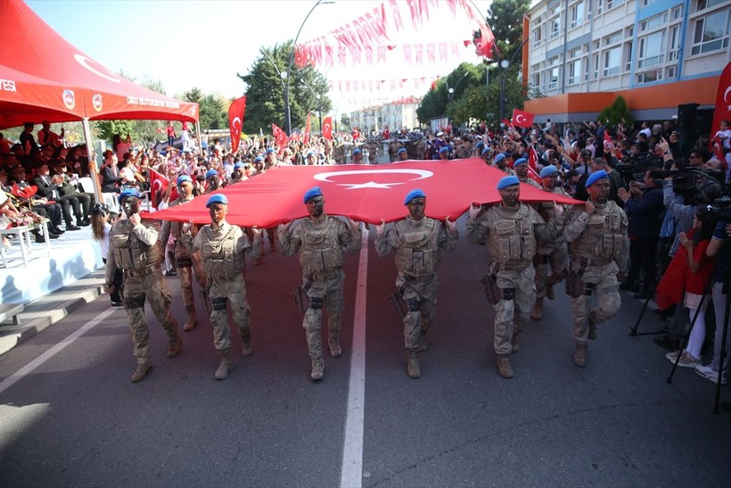 Türkiye iliklerine kadar Cumhuriyet'i kutluyor! Nereye baksan kırmızı-beyaz! 🤍❤️Meydanlarda 7'den 70'e 100. yıl coşkusu - Resim: 102