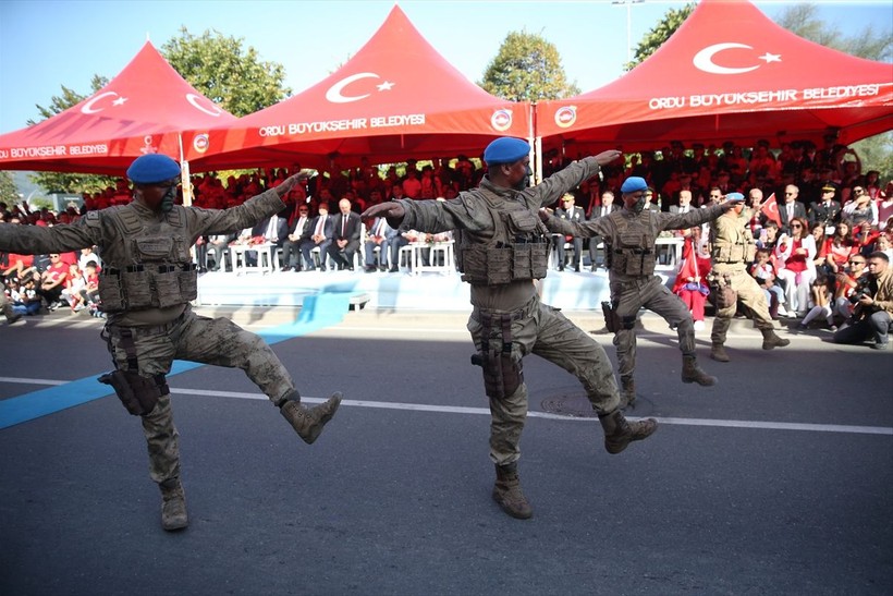Türkiye iliklerine kadar Cumhuriyet'i kutluyor! Nereye baksan kırmızı-beyaz! 🤍❤️Meydanlarda 7'den 70'e 100. yıl coşkusu - Resim: 104