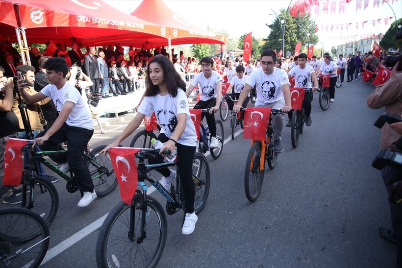 Türkiye iliklerine kadar Cumhuriyet'i kutluyor! Nereye baksan kırmızı-beyaz! 🤍❤️Meydanlarda 7'den 70'e 100. yıl coşkusu - Resim: 106