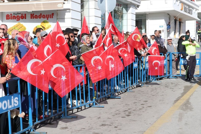 Türkiye iliklerine kadar Cumhuriyet'i kutluyor! Nereye baksan kırmızı-beyaz! 🤍❤️Meydanlarda 7'den 70'e 100. yıl coşkusu - Resim: 119