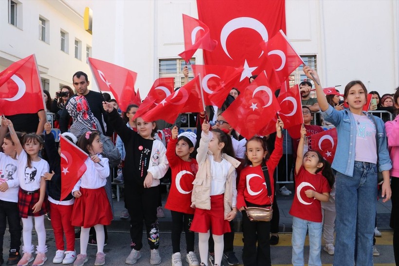 Türkiye iliklerine kadar Cumhuriyet'i kutluyor! Nereye baksan kırmızı-beyaz! 🤍❤️Meydanlarda 7'den 70'e 100. yıl coşkusu - Resim: 120