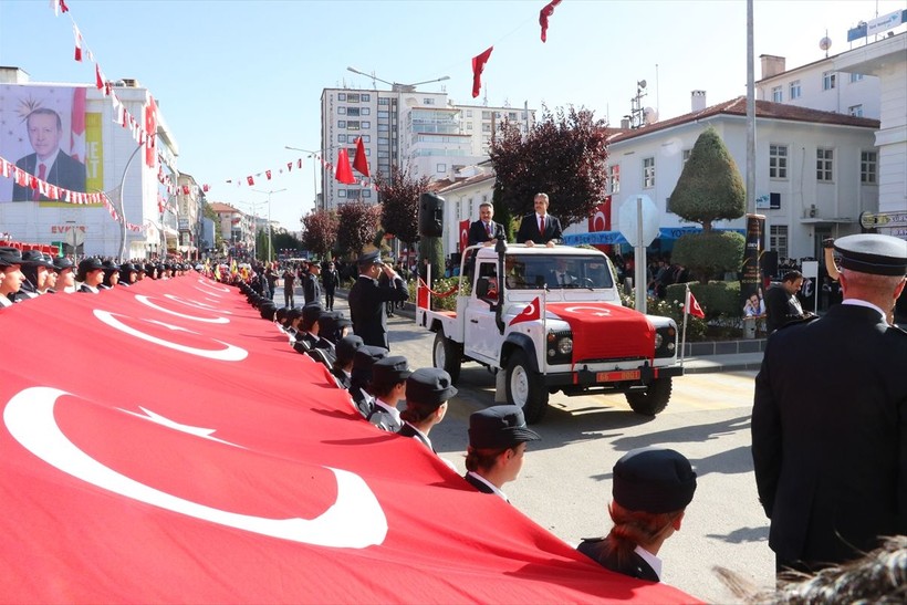 Türkiye iliklerine kadar Cumhuriyet'i kutluyor! Nereye baksan kırmızı-beyaz! 🤍❤️Meydanlarda 7'den 70'e 100. yıl coşkusu - Resim: 121